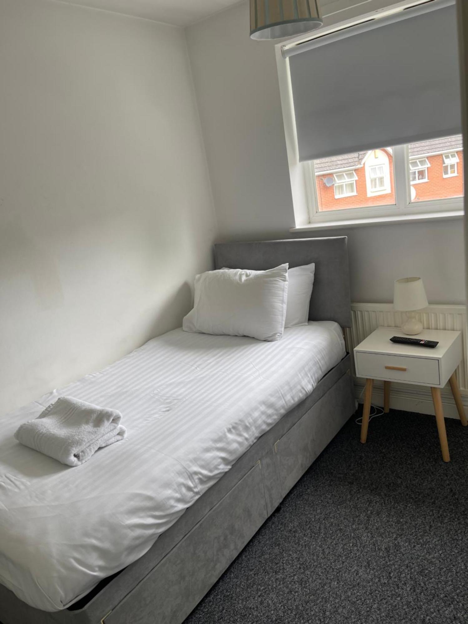 House Number 12 Sleeps Up To 4 With Smart Tvs In Every Room Wellington  Exterior photo